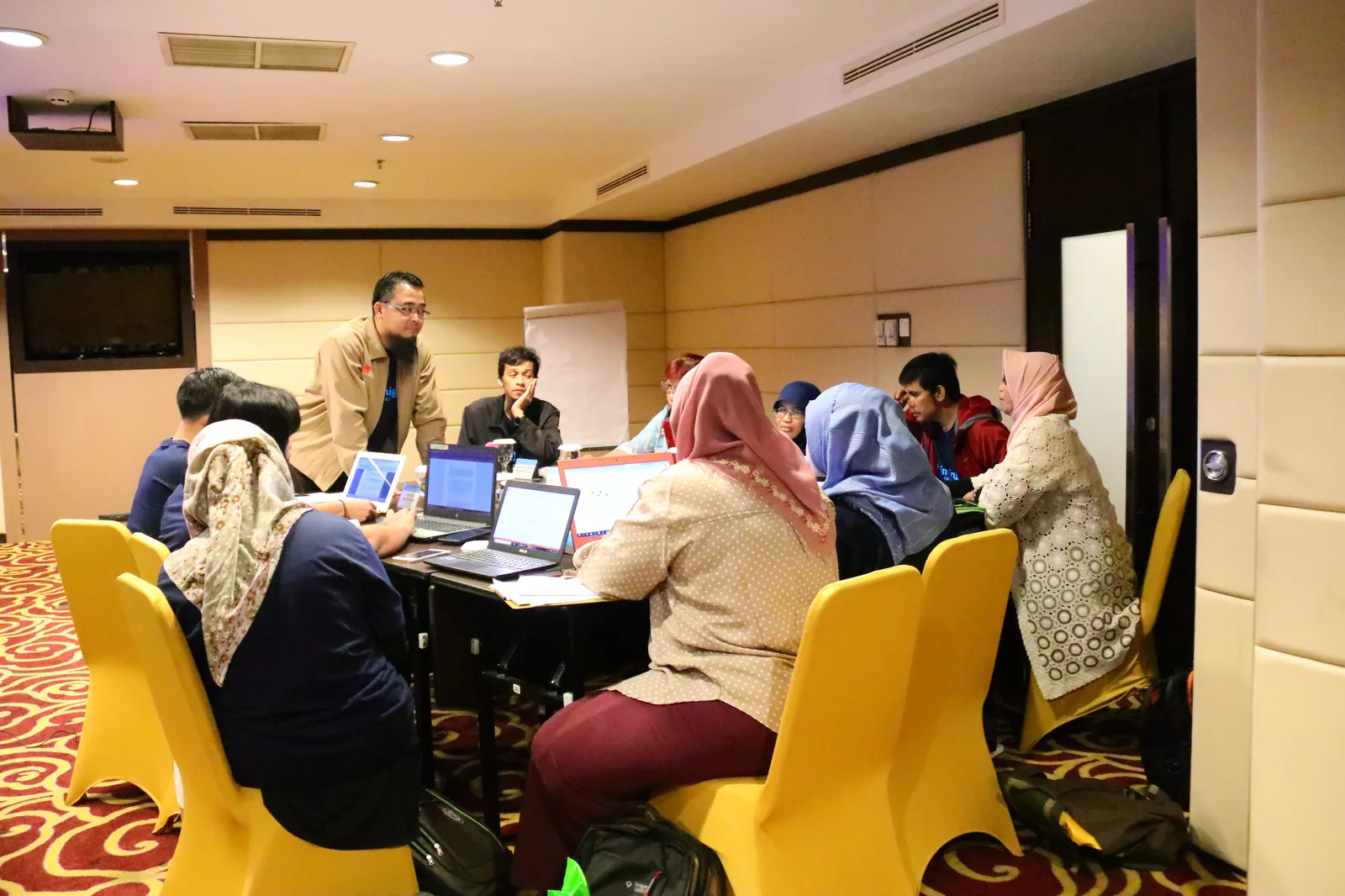 Peserta pelatihan HACCP Smartway MTC berdiskusi dalam kelompok